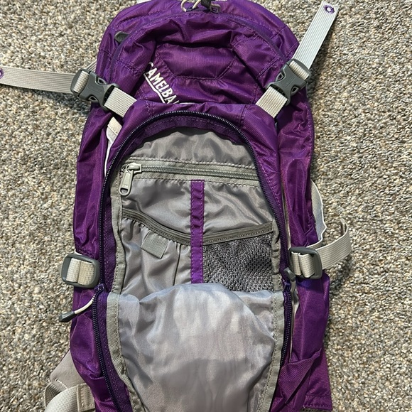 Camelback Women’s L.U.X.E. Mountain Bike Hydration Backpack (100 oz) - Picture 5 of 8